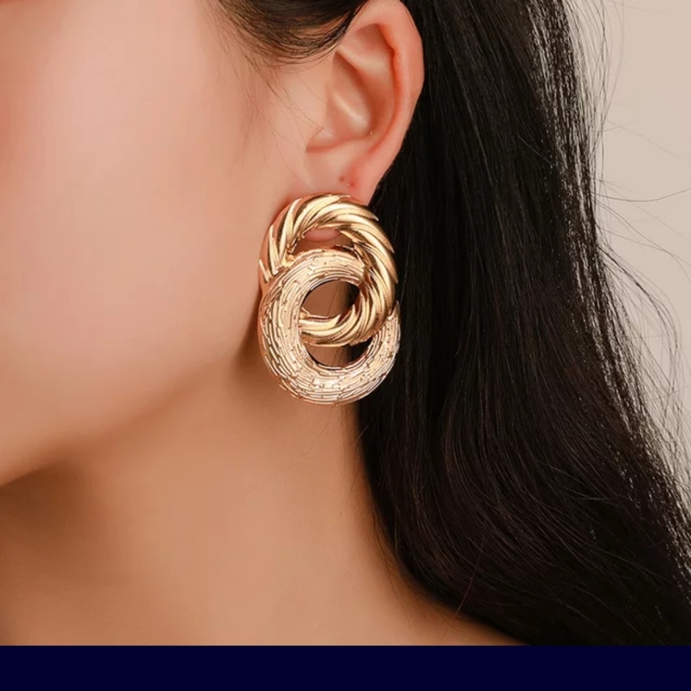 Gorgeous modern earing. NEW